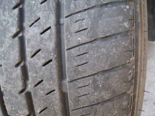 摩耗したタイヤ外側写真
